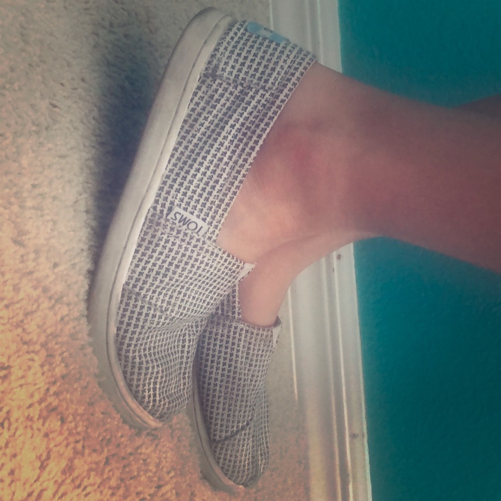Toms shoes that are size 2.5.👟